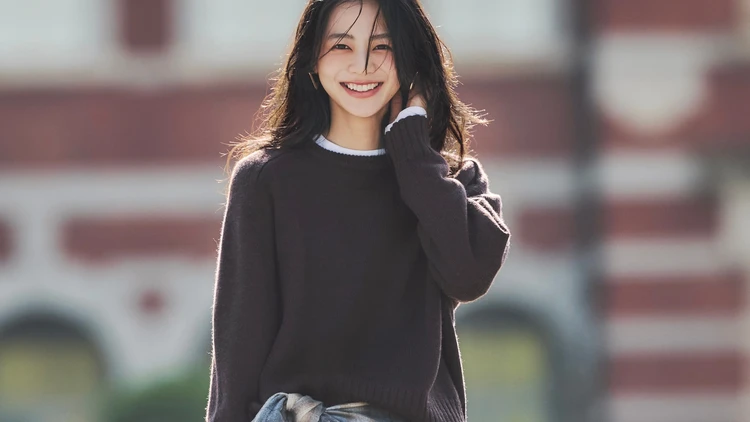 【黒 ローファーコーデ】抜け感ニットを端正なプラダのローファーで最上級に格上げ【BAILA今日のコーデ】