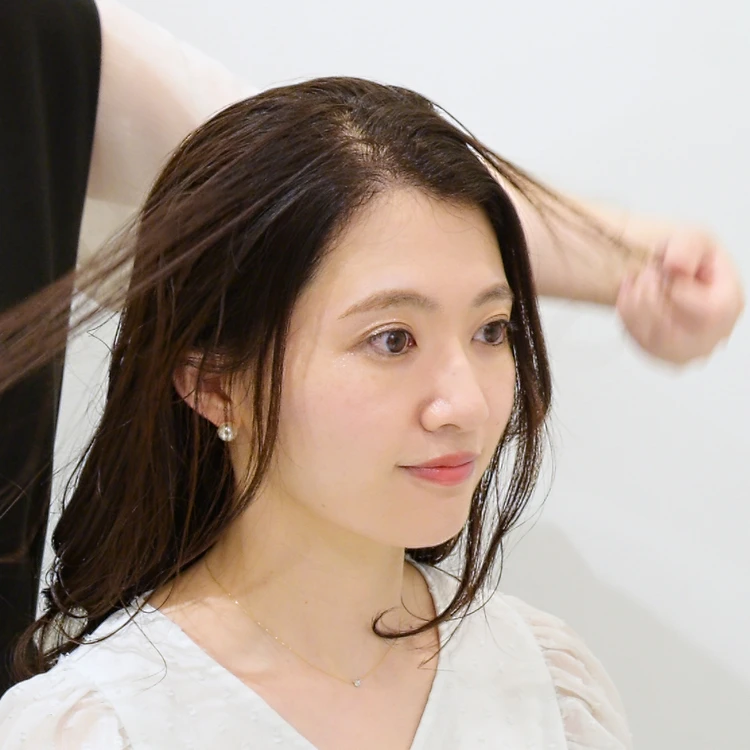 分け目をコームの柄の先、または指でジグザグにとり、左右に毛束を振り分けます。こうすることで分け目の髪の根元が立ち上がり、分け目ラインをぼかすことができます。2