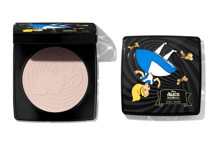 2025 クリスマスコフレ ホリデー 限定コスメ ディズニー アリス シアーフィニッシュ プレストパウダー 限定1色 ¥7700(2025年11月14日数量限定発売) *2025年11月7日より店頭予約開始