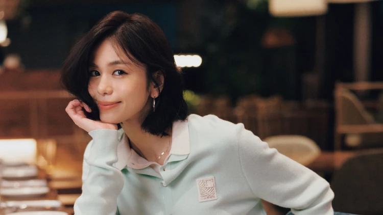 昼にも夜にも“ちょうどいい”！仕事終わりのシーン別きれいめ＆華やぎコーデ3選