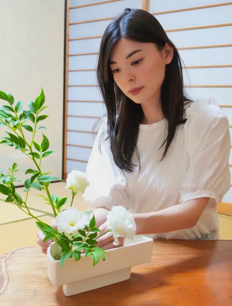 枝のラインと花の間の空間を生かした生け花
