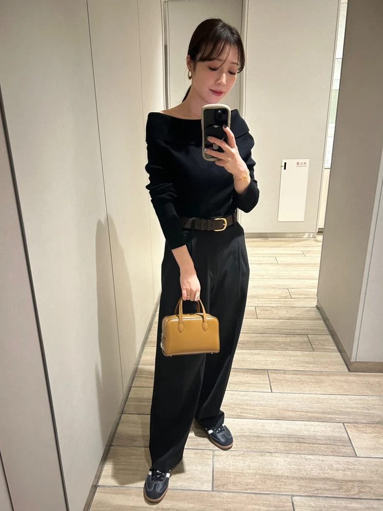 SHOES:adidas × ADAM ET ROPE’ TOPS:BASEMENT online BOTTOMS:UNIQLO BELT:Mila Owen BAG:TOUT Y EST