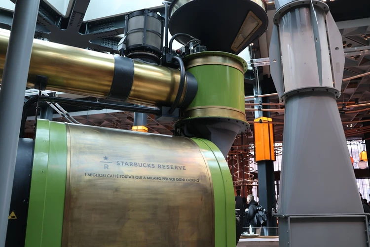 【ミラノ】郵便局？美術館？「世界一美しい」高級スタバの正体をルポ【欧州初】_4_2