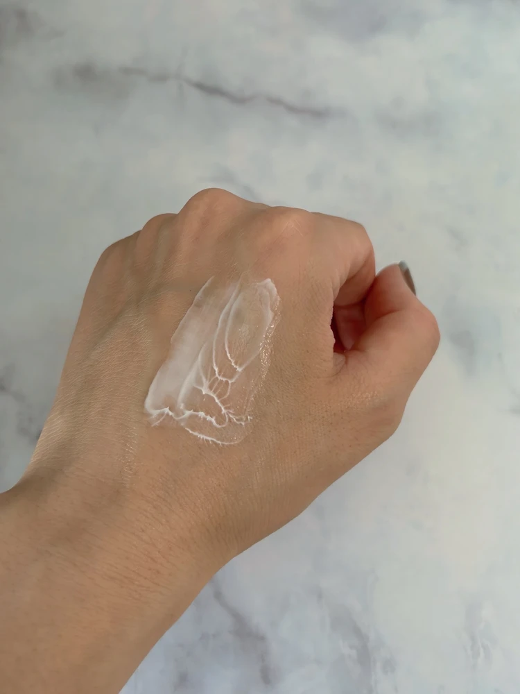 MINON(ミノン) アミノモイスト モイストチャージクリームを伸ばしてみた様子(やや硬めのテクスチャー)