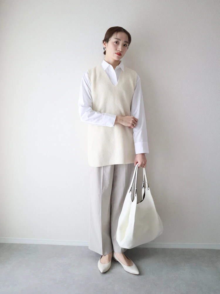 ユニクロ　+J　コラボ　スーピマコットンオーバーサイズシャツ　白シャツ　ワントーンコーデ　ホワイトコーデ　ニットベスト