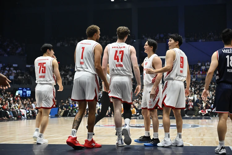 2026-27シーズンのプレシーズンマッチにて。ホグ選手に笑顔を見せるテーブス選手／©ALVARK TOKYO