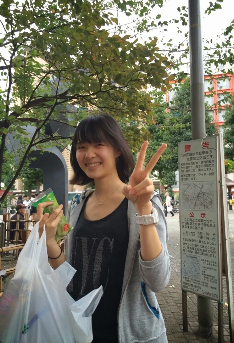「ファストフードやチョコばかり食べていた学生時代は、太り続けて恐ろしいことに…。野菜をメインに食べるようにして、宅トレを始めました!」(勝本さん)2