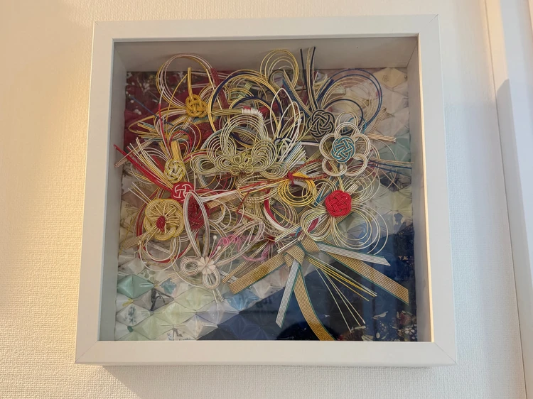 ご祝儀袋リメイク ご祝儀袋DIY 水引アート 折り紙アート 結婚式の記念インテリア 水引アート左下に蝶々の形・真ん中にシンデレラの馬車の形の水引