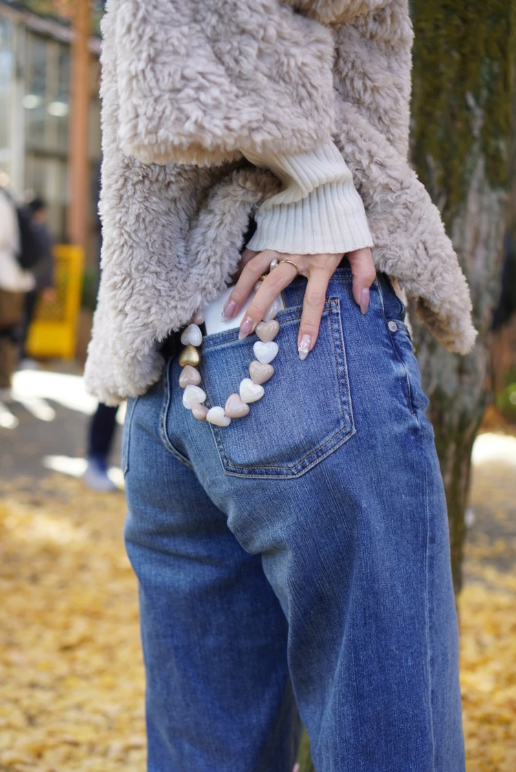 【SNSで話題】LOUVINI PARISのハンドストラップで、スマホコーデを一新_6