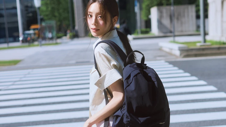 【リュックコーデ】主張控えめのミュートなデザインが通勤服にマッチ【BAILA今日のコーデ】