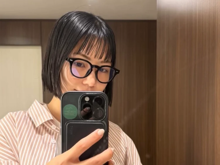 オイルを使ってツヤと束間のあるウェットなミニボブ