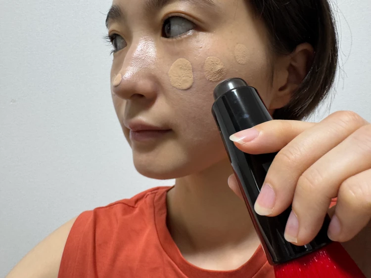 資生堂美容液ファンデーションをファンデブラシのジェルブレンダーを使って肌に塗布する女性 ファンデブラシの使い方