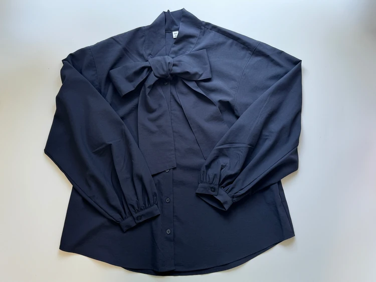 ボウタイブラウス ¥2,490(税込)