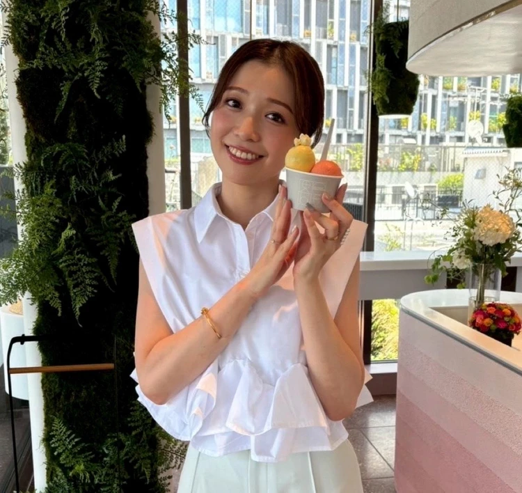 Eriko Osawa Earthly Gelato　ジェラートを手に持っている女性　全身