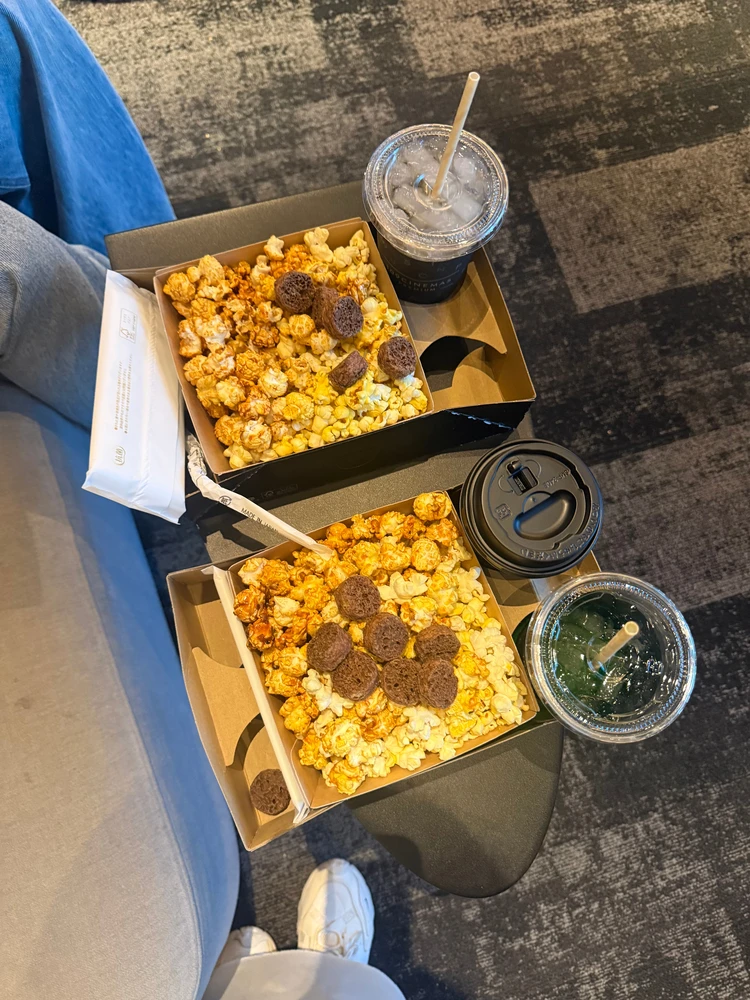 ポップコーン食べ放題で完全に浮かれた夜。歌舞伎町タワーのプレミアムシネマで『鬼滅の刃』デート♡_3_1