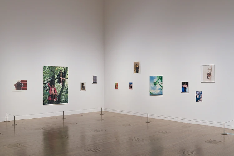 会場風景「第3章:あの瞬間(トキ)を共有する:音楽、サブカルチャー、ファッション」より。ヴォルフガング・ティルマンスの写真作品