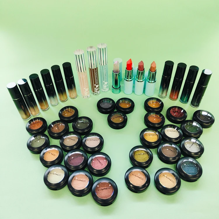 「DAZZLE THEM WITH HOLIDAY GIFTS.」