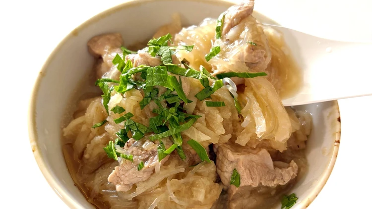 【長谷川あかりのご自愛ごはん vol.61】ほっこり温まる秋冬のととのえ煮込み「豚肉と切り干し大根、はるさめのおろしれんこん煮込み」のレシピ