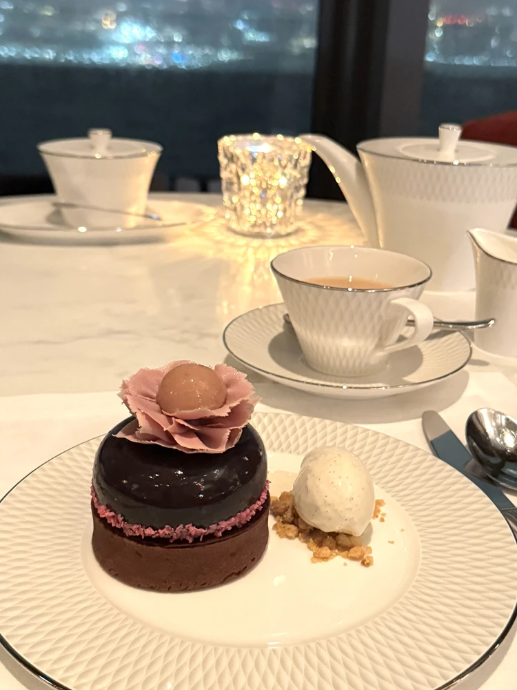 桜をモチーフにした贅沢ケーキの写真