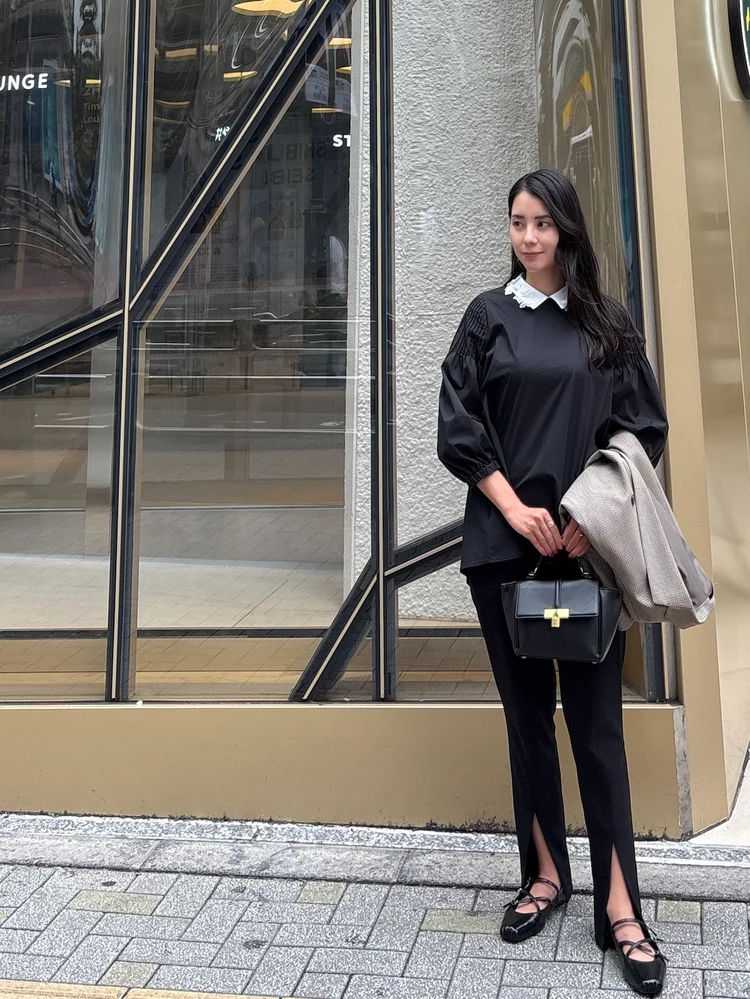 ジャケットを片手に持っている女性の写真