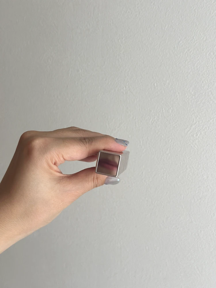 フタにミラーがついているので、出先でも簡単に塗りなおせる！