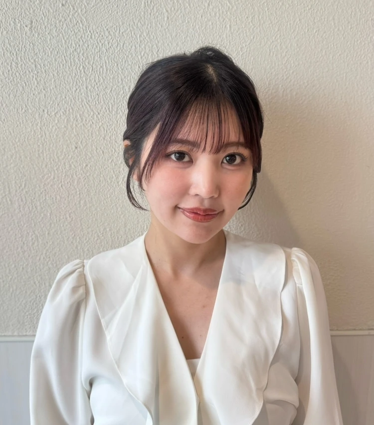 【2026年夏のうねり対策ヘアアレンジ】ヘアゴム2つで完成! 洗練シニヨン