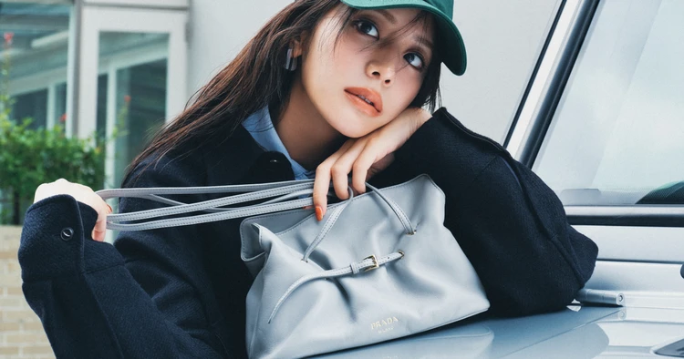 PRADA（プラダ）】貴島明日香が選ぶ“一生もの”ミニバッグ。上品さが