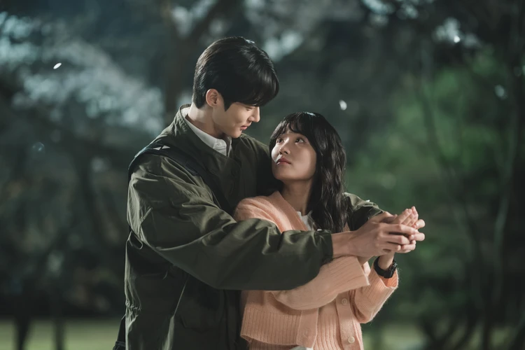 ソンジェ背負って走れ 花びらを掴むソルとソンジェ