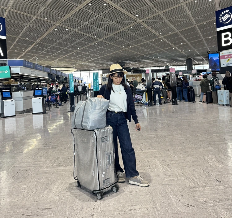 【世界 100 か国以上旅する旅人おすすめ！】スーツケースからずり落ちる悩みを解決！｜ ４ SPRINGS ずれないキャリーオンバッグが旅を快適にしすぎた_9