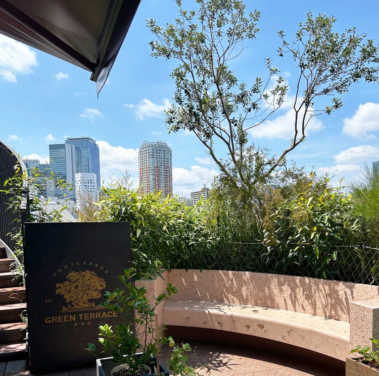 Eriko Osawa Earthly Gelatoの店外　ベンチ