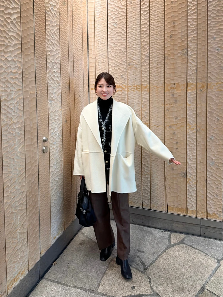 TONAL×貴島明日香のマルチセットアップのパンツにホワイトのコートを合わせたコーディネート