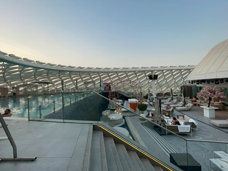 【アブダビ旅レポ】サーキットの中に泊まれる！？Wホテルで過ごす非日常体験_3