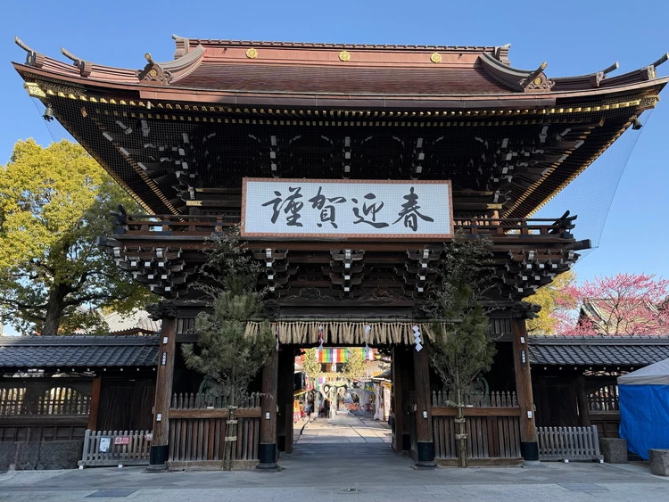 西新井大師　参道から見た門