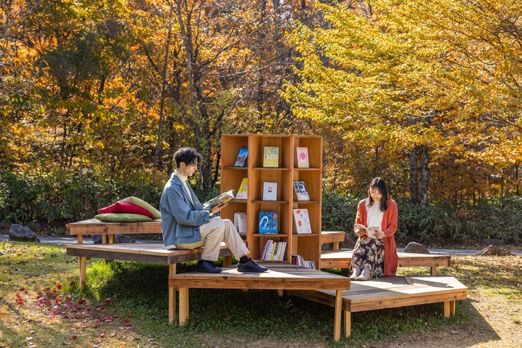 【星野リゾート】紅葉と川のせせらぎに包まれる「軽井沢紅葉図書館」がエリアを拡大して今秋も開催!_2
