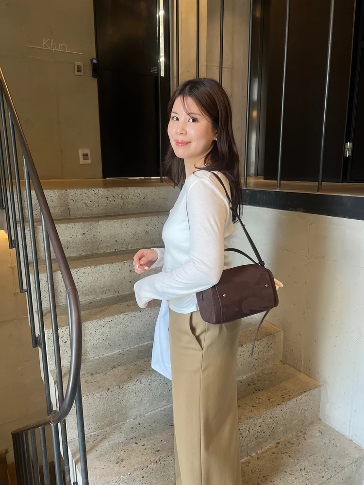 韓国・麻浦区(マポク)の気温16℃の中、春らしくスカートと白いロンTを合わせたコーディネート