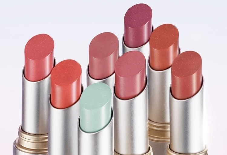 【アルマーニ ビューティ】透けるようなキラめきと発色を両立。全10色のリップバームが新登場