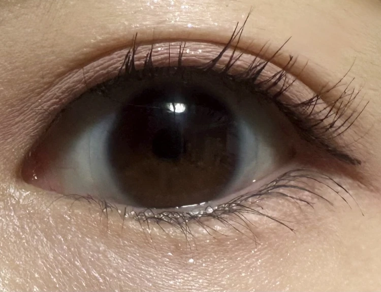 キス ズームアイポーションEX02でメイクした様子　青み吸収族おすすめアイシャドウ　キス ズームアイポーションX02 KISS KISSME ブライトサマーおすすめ　クリアウィンターおすすめ