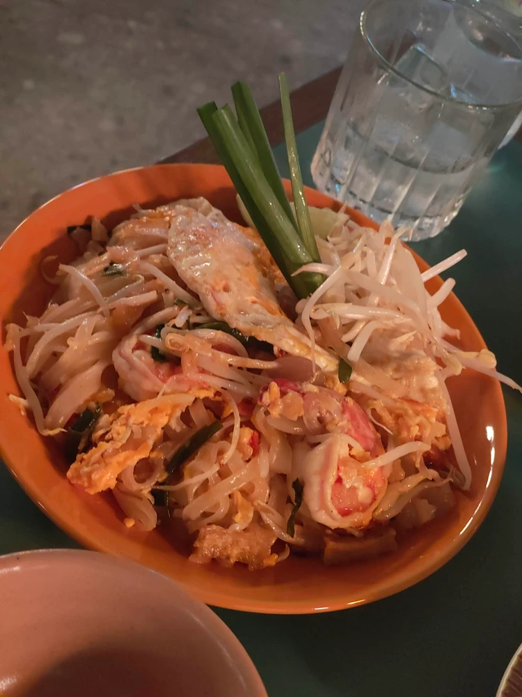 バンコク　タイ料理　おしゃれ　RUDY　パッタイ