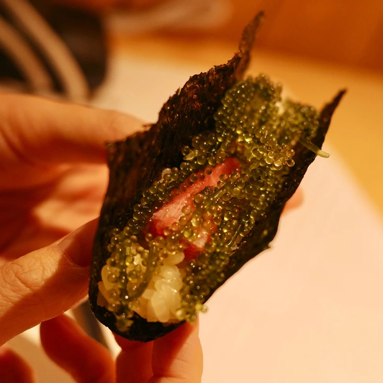 中トロと海ぶどうの手巻き