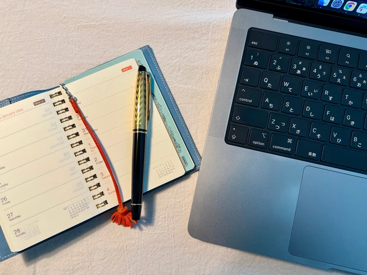 仕事中に利用しているWATERMANの万年筆とノートのあるデスクの写真