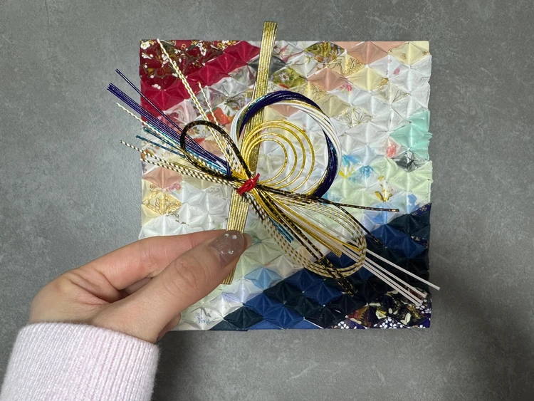 折り紙アートボードに水引を当てる様子 ご祝儀袋アート ご祝儀袋リメイクアートボード ご祝儀袋折り紙アート 水引アート