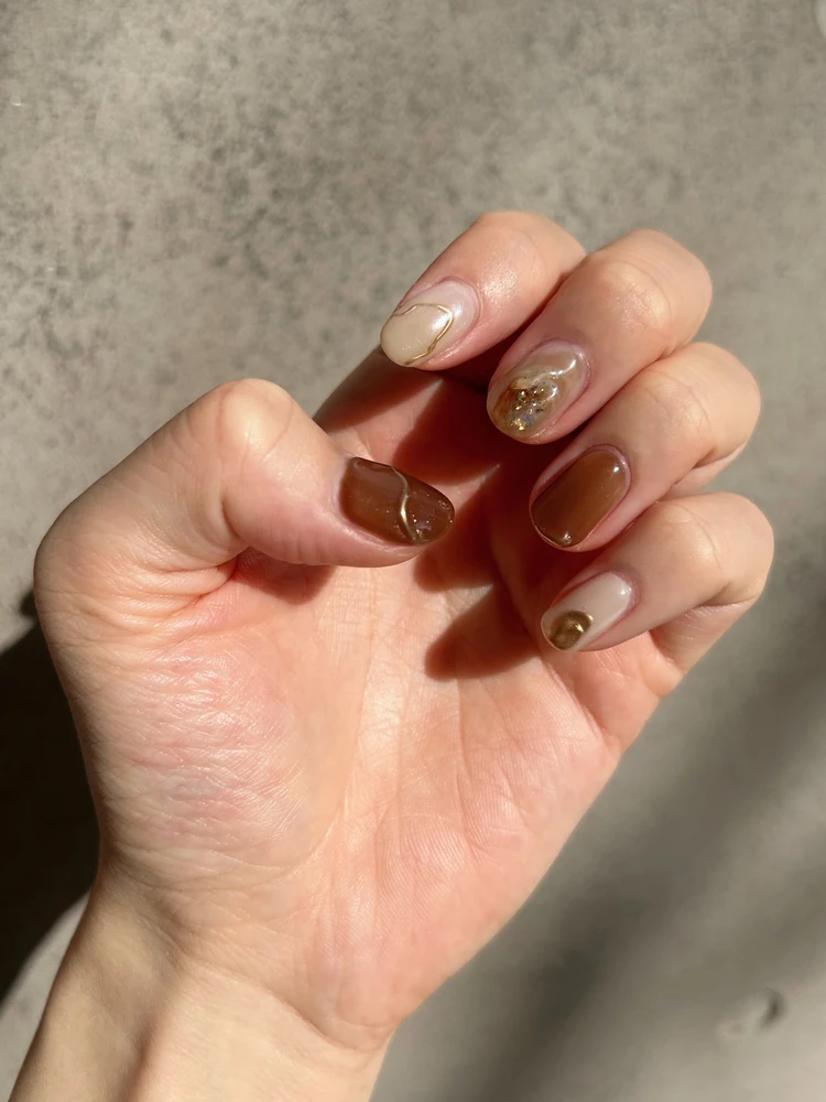 ブラウン くすみベージュ ゴールド ニュアンスネイル 秋ネイルデザイン