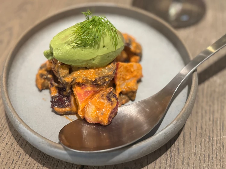 無水調理したなすとタコのロメスコ×アボカドクリーム