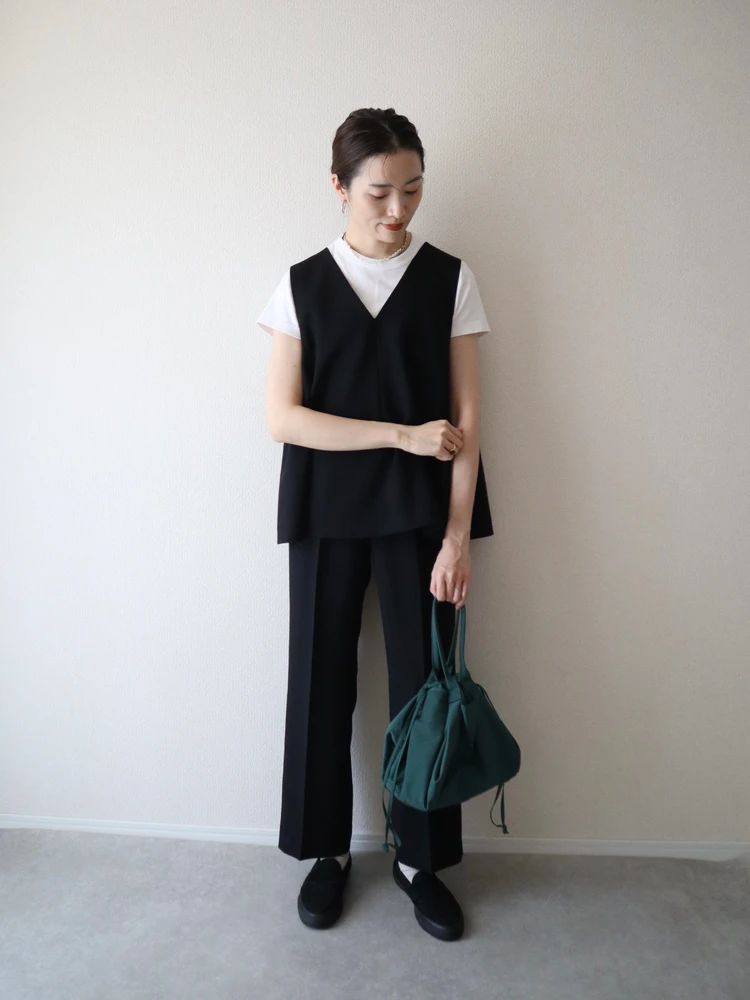 PLST プラステ ダブルクロステントライン ジレ セットアップ 2026 最新 セレモニー コーデ 黒 ブラック 白 Tシャツ 白T 休日 カジュアル