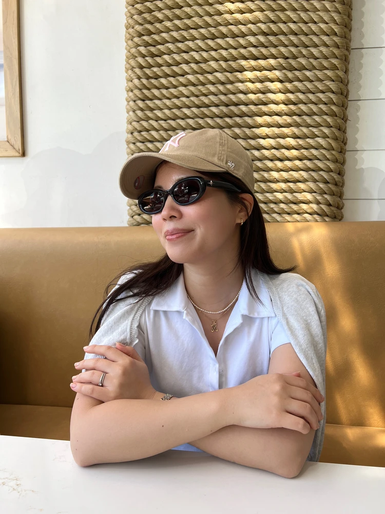 Gentle Monsterのブラウンサングラスを合わせたフライトコーデ。マンハッタンビーチにて。