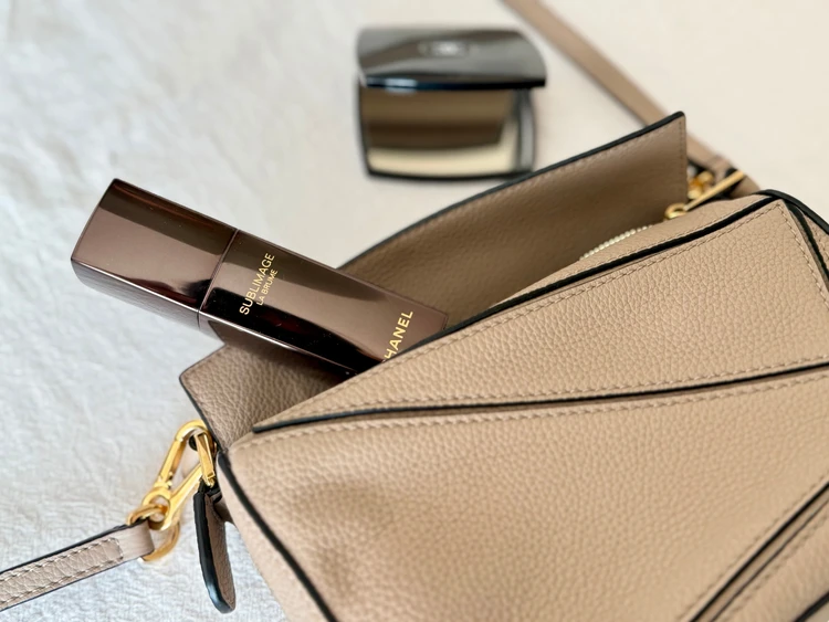 小さいバッグやポーチにも入るシャネル サブリマージュ ラ ブリュームのサイズ感