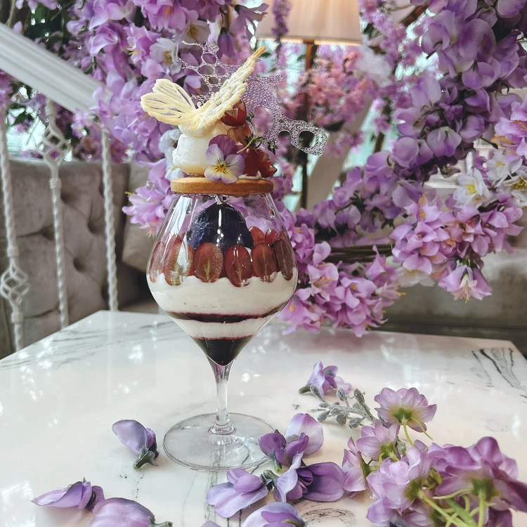 【表参道で楽しむアフタヌーンティー】約3000本の藤の花が降り注ぐ夢のような空間で…｜HAUTE COUTURE CAFE_14