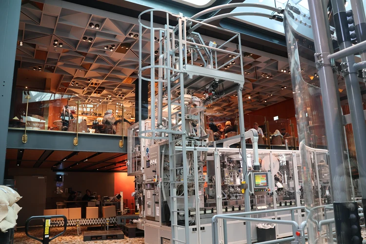 【ミラノ】郵便局？美術館？「世界一美しい」高級スタバの正体をルポ【欧州初】_8_1