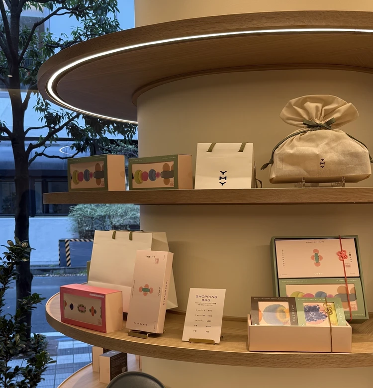 パステルカラーのギフトパッケージが並ぶおしゃれな店内