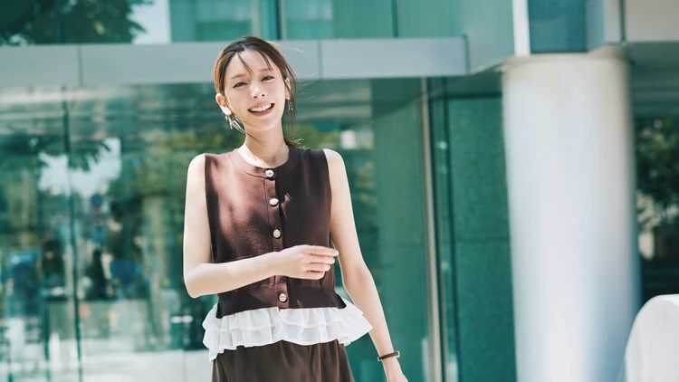 【ブラウンコーデ】控えめなツヤのサテンスカートで上品に秋めいて【BAILA今日のコーデ】
